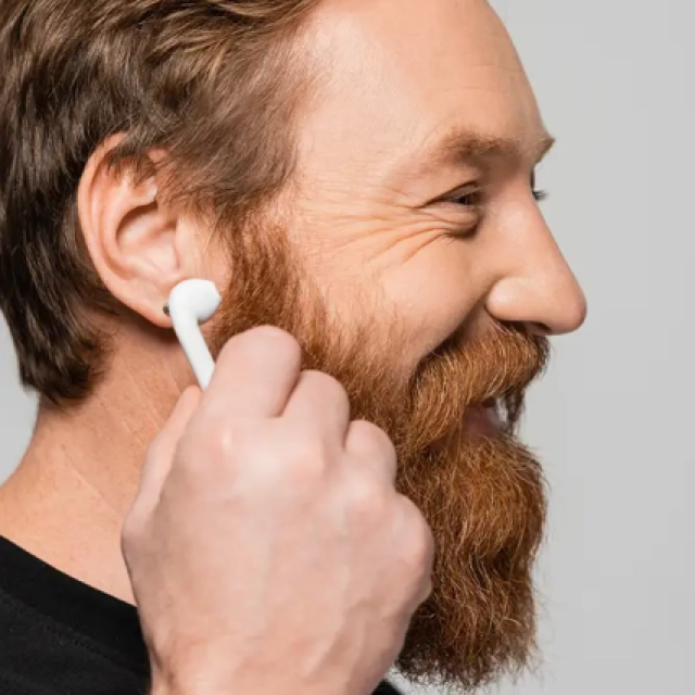 Man putting earpod in